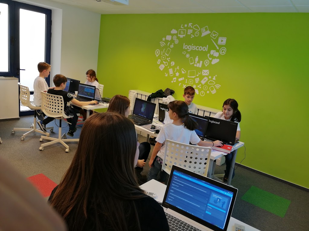 Logiscool Romană - Școala de Educație Digitală, AI și Programare pentru copii și adolescenți